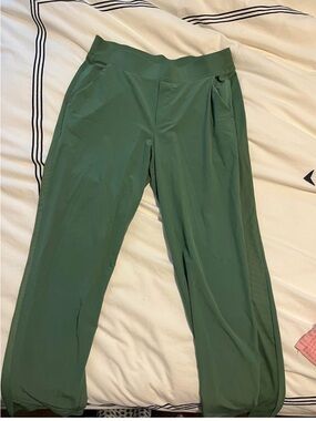 Athleta green joggers pants size 10 medium pockets